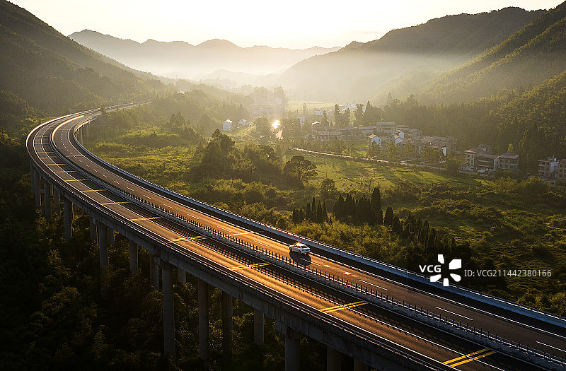 行走在路上图片素材