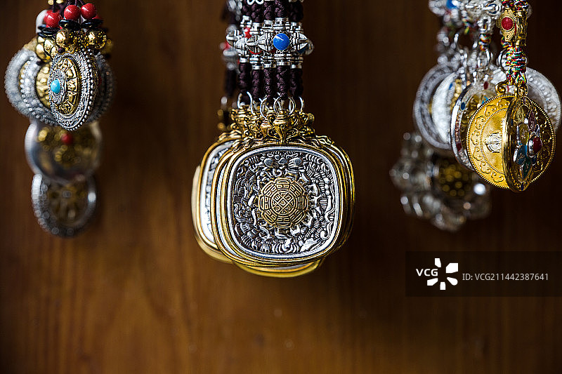 在深色背景下的色彩鲜艳的藏族精美工艺品图片素材