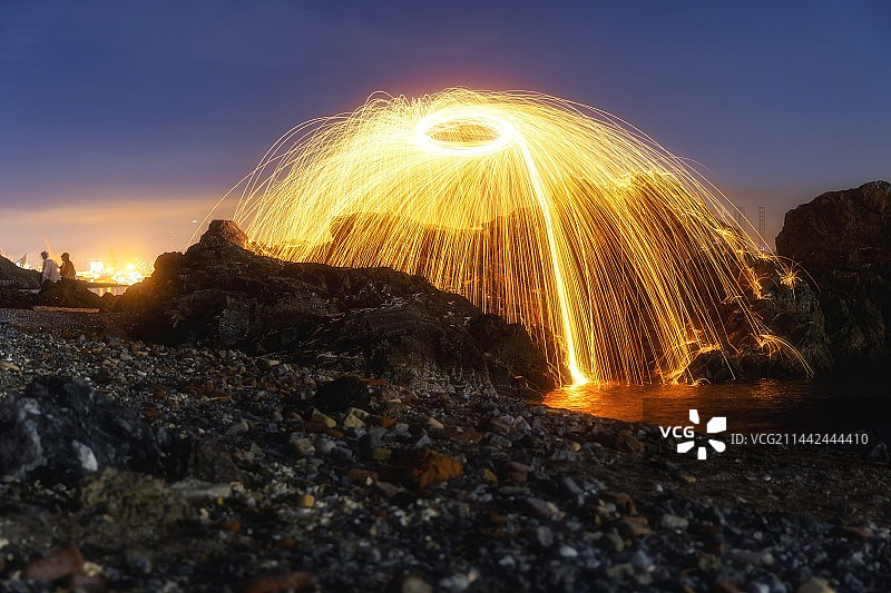 靠近光，追随光，成为光，发散光  ​图片素材