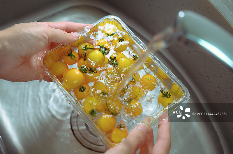 在厨房水槽里清洗小番茄图片素材