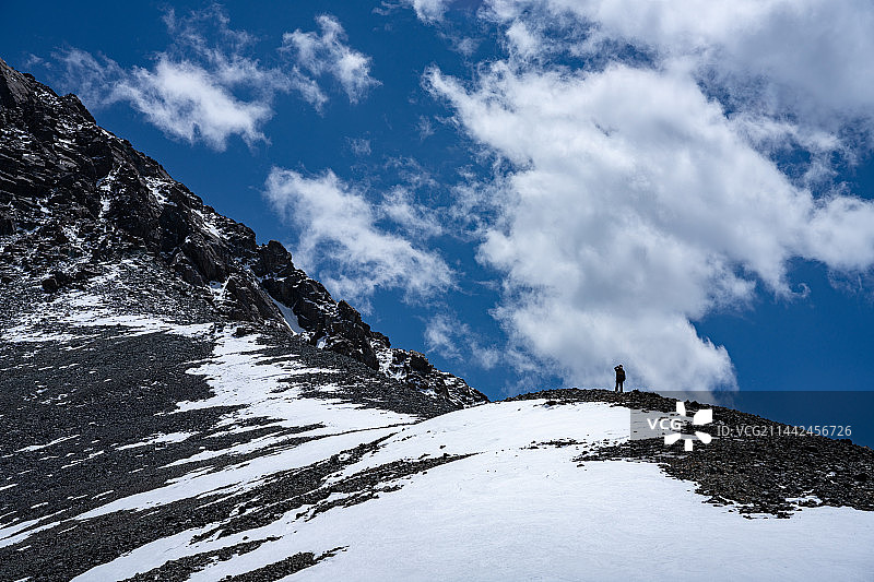 海拔4040，入目博格达峰！图片素材