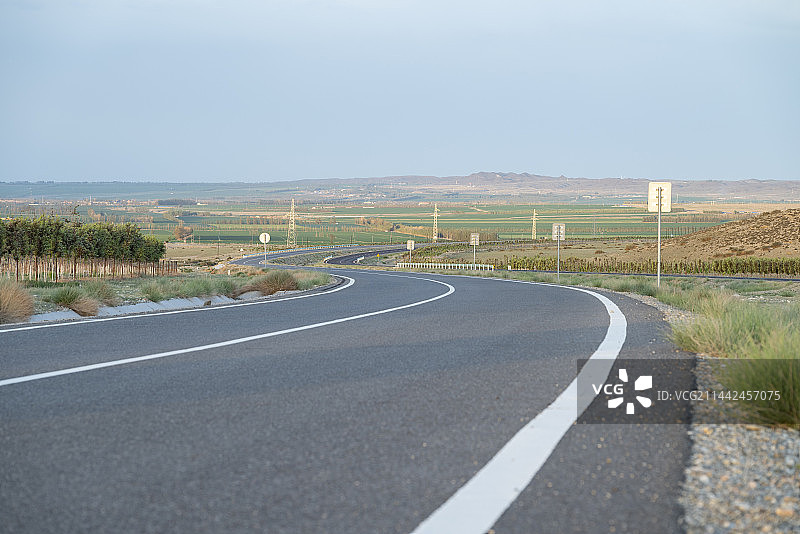 旷野里的蜿蜒公路图片素材