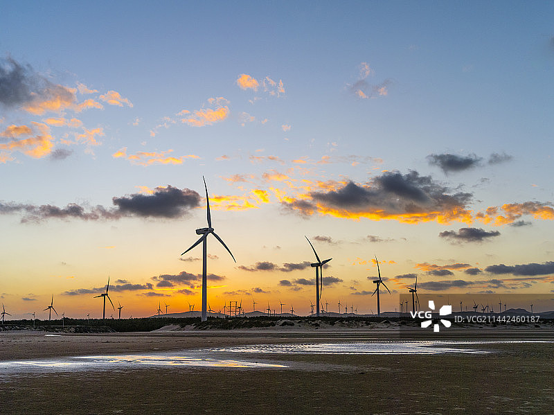 夕阳下的中国福建平潭岛的清洁能源发电风车图片素材