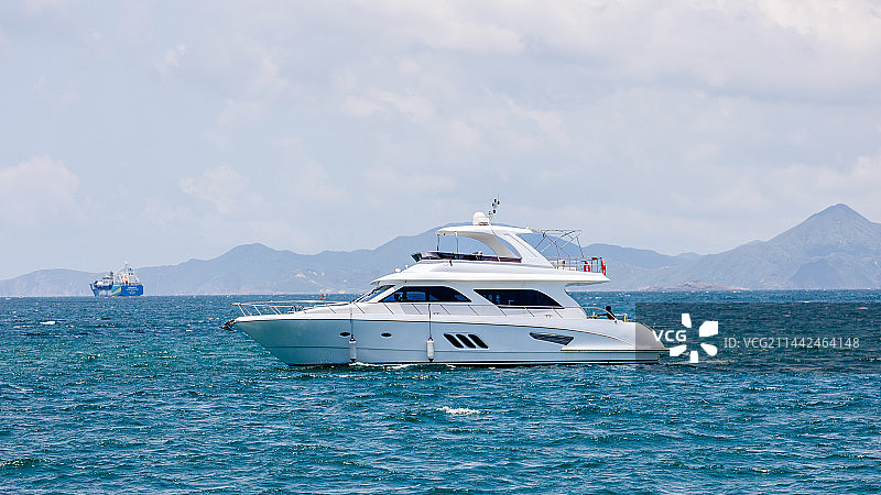 夏至日南湾大鹏湾上的游艇图片素材