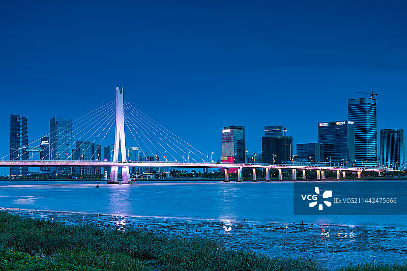 南沙灵山岛尖金融建筑夜景图片素材