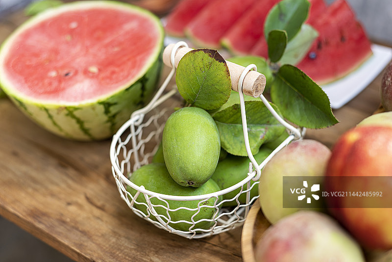 夏季木瓜、西瓜、桃等水果特写图片素材