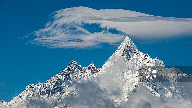云南德钦-梅里雪山-圣洁到缅茨姆峰（女神峰）-神奇的地形云（卷云）图片素材