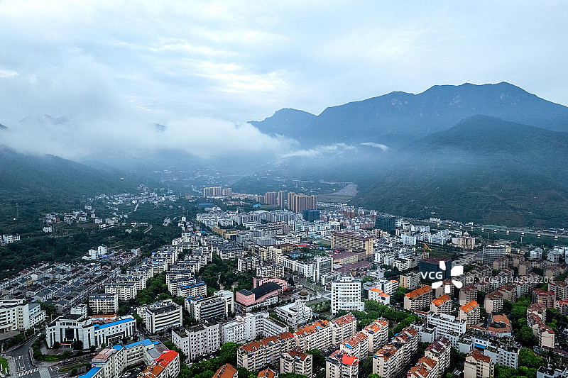 雨中山城图片素材