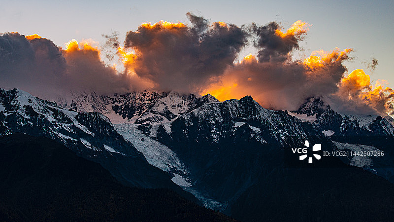 梅里雪山-卡瓦格博被晚霞映红-明永冰川图片素材