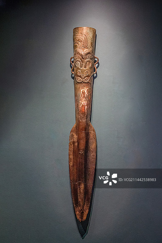 成都铭文铜矛复制品图片素材