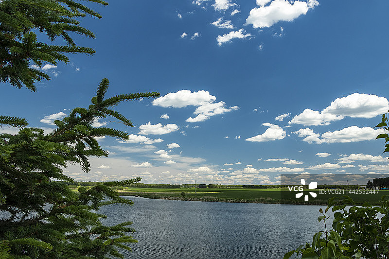 蓝天白云下的湖水图片素材