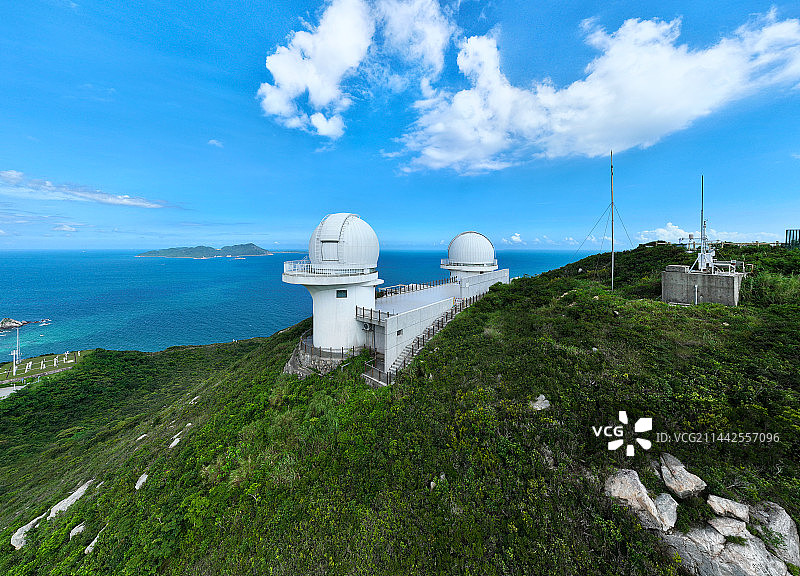 广东省深圳市大鹏新区南澳西涌海滨浴场与深圳天文台航拍图片素材