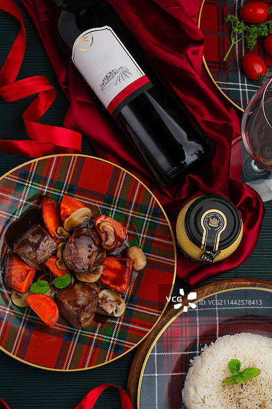 圣诞氛围红酒烩牛肉饭图片素材
