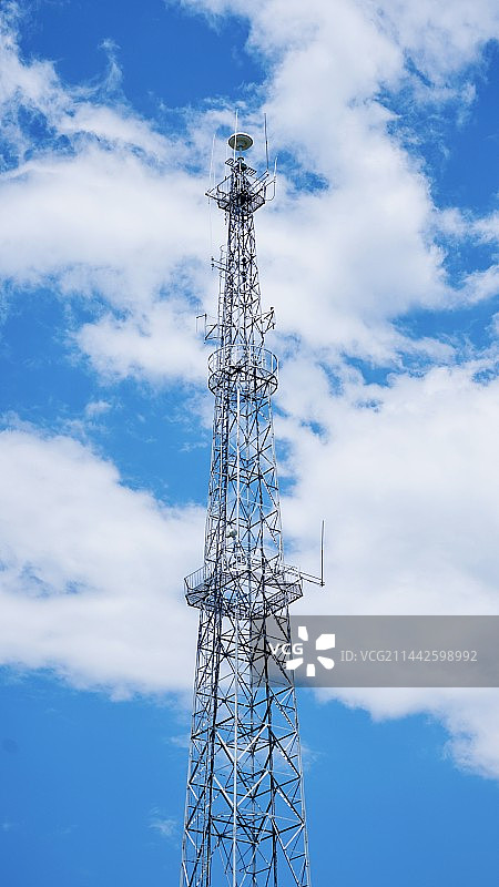 蓝天下通信塔俯视图图片素材