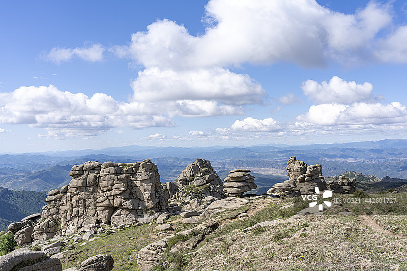 夏天冰山梁风景区山顶巨石岩石风光图片素材
