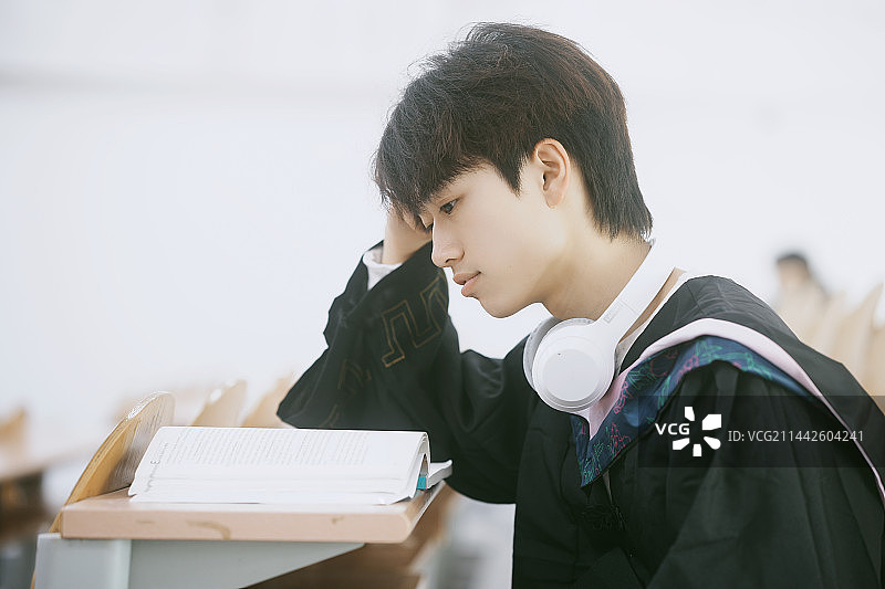 年轻的大学生在教室看书图片素材