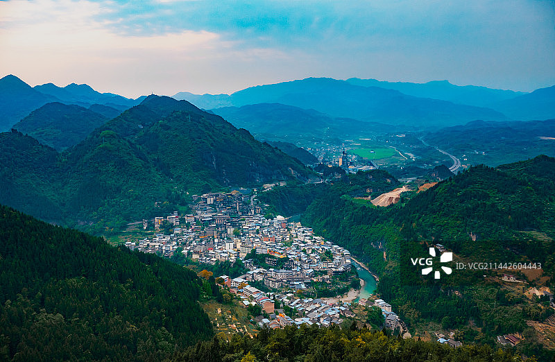 群山间的开州区温泉古镇图片素材