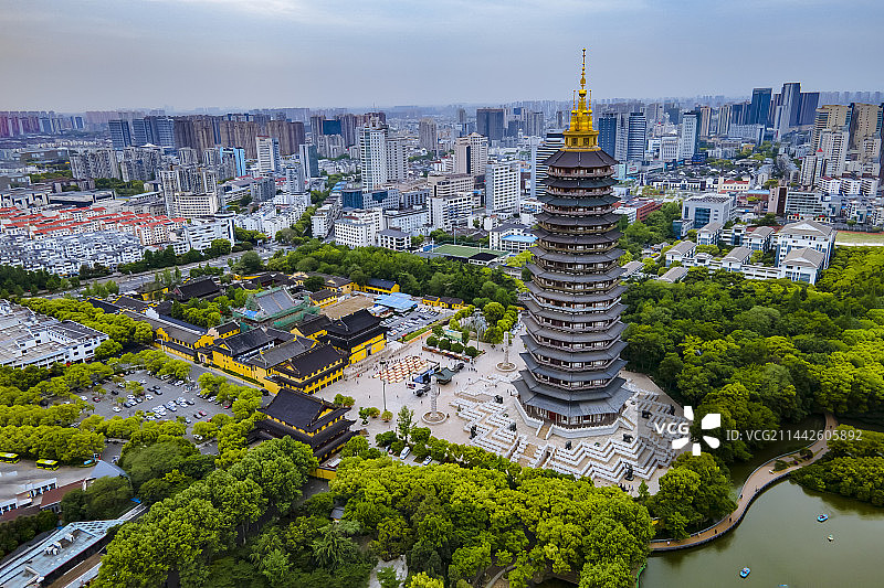 航拍常州天宁寺和天宁宝塔春天风光图片素材