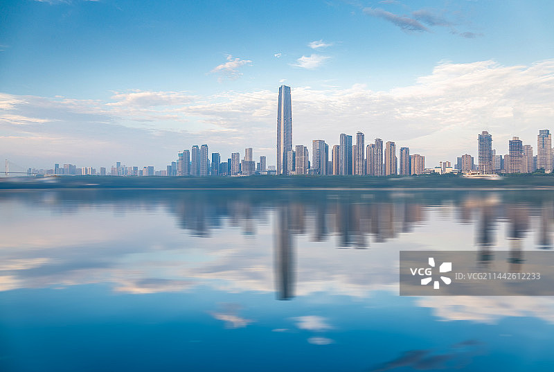 湖北武汉绿地中心江边水面唯美倒影图片素材