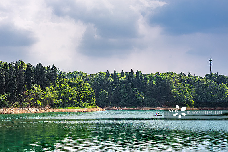 成都崇州白塔湖夏季景色与划船游客图片素材