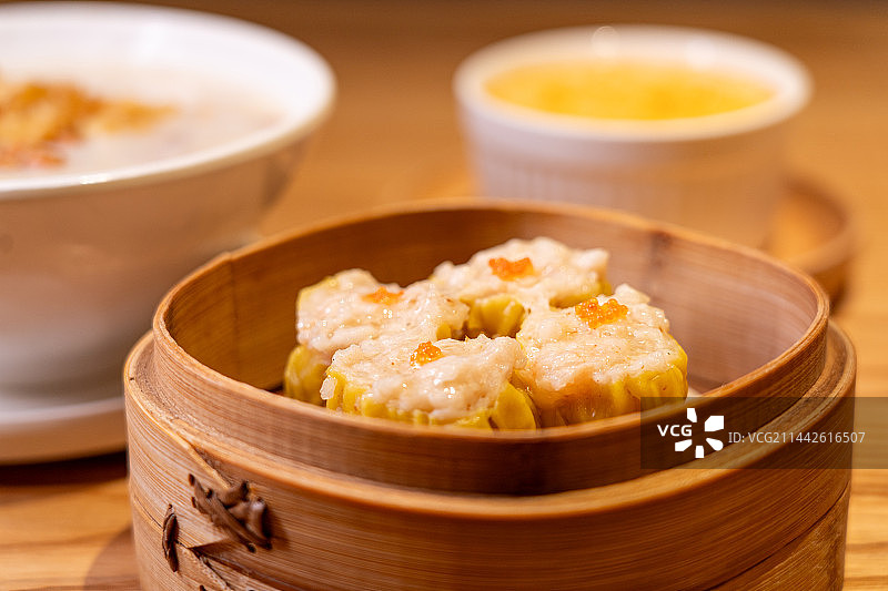 广东茶楼点心特色粤菜  蟹籽鲜虾干蒸烧卖图片素材