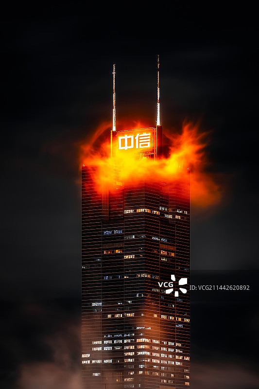 广州中信大厦夜晚平流雾图片素材