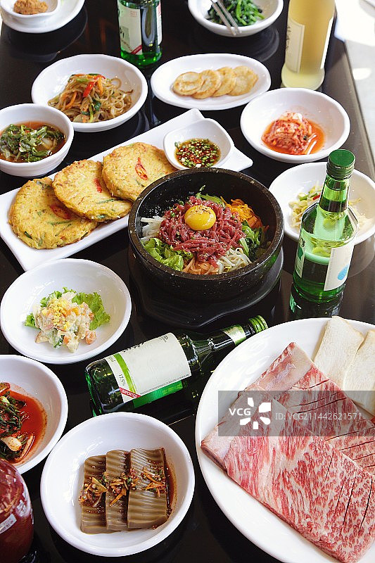 石锅拌饭，土豆饼，韩餐盛宴图片素材