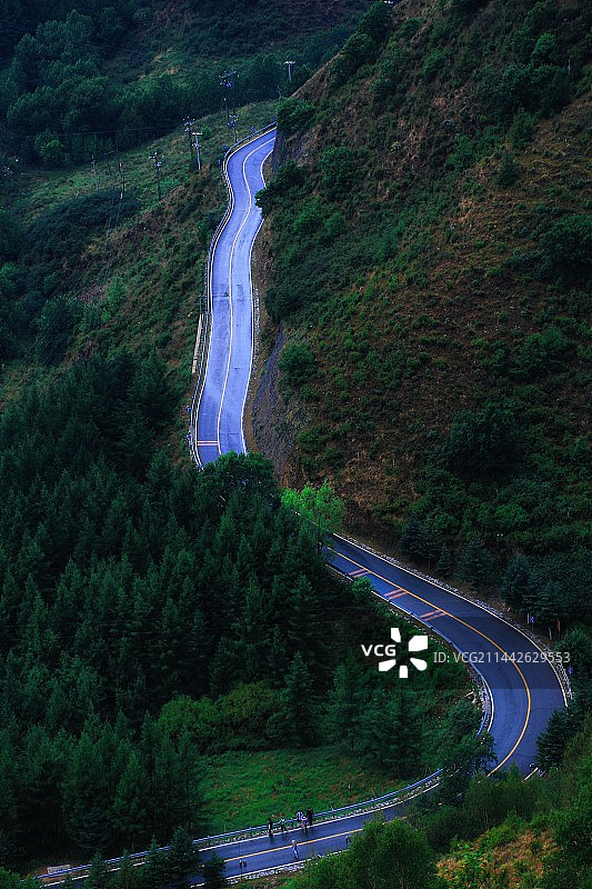 北京灵山脚下蜿蜒曲折的道路图片素材