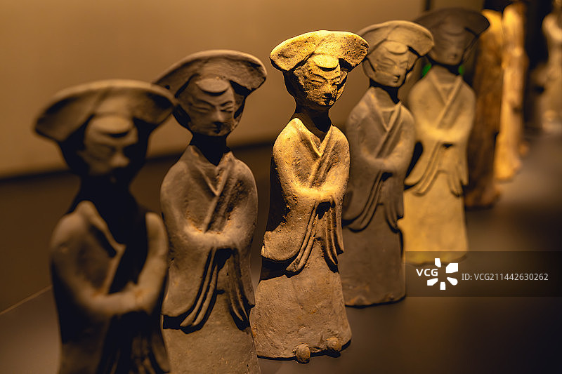 南京六朝博物馆南朝陶女俑图片素材