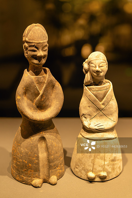 南京六朝博物馆南朝陶男俑、陶女俑图片素材