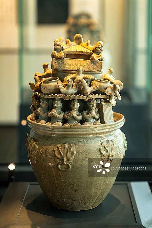 南京六朝博物馆三国青瓷堆塑人物楼阙魂瓶图片素材