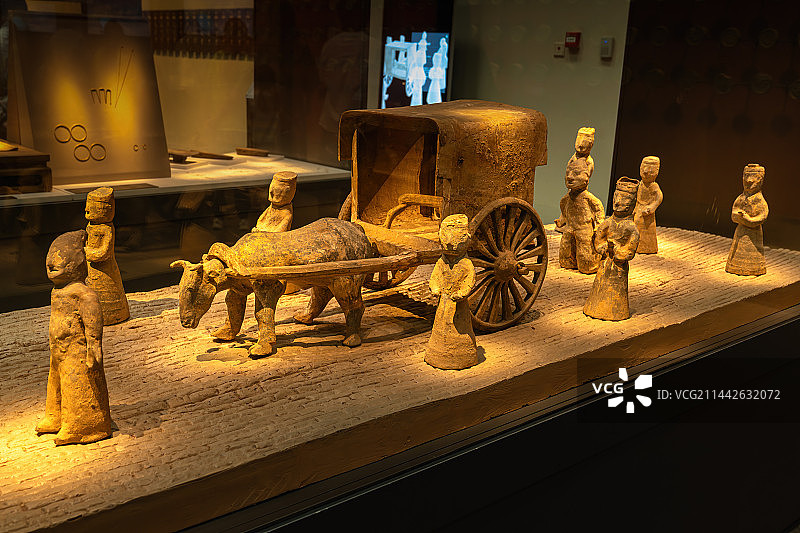 南京六朝博物馆东晋陶牛车及陶俑群图片素材