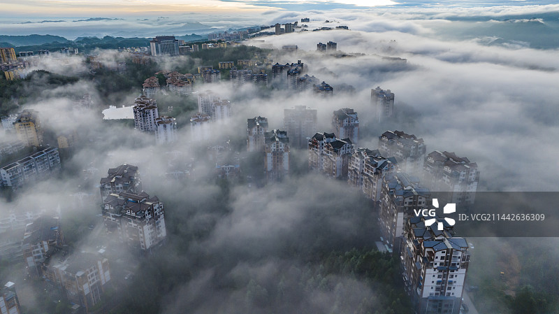航拍云雾中的山城图片素材