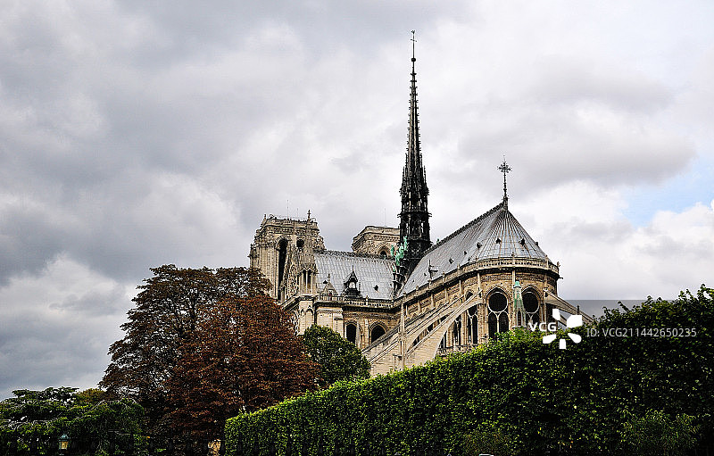 笼罩在巴黎圣母院上空的乌云图片素材