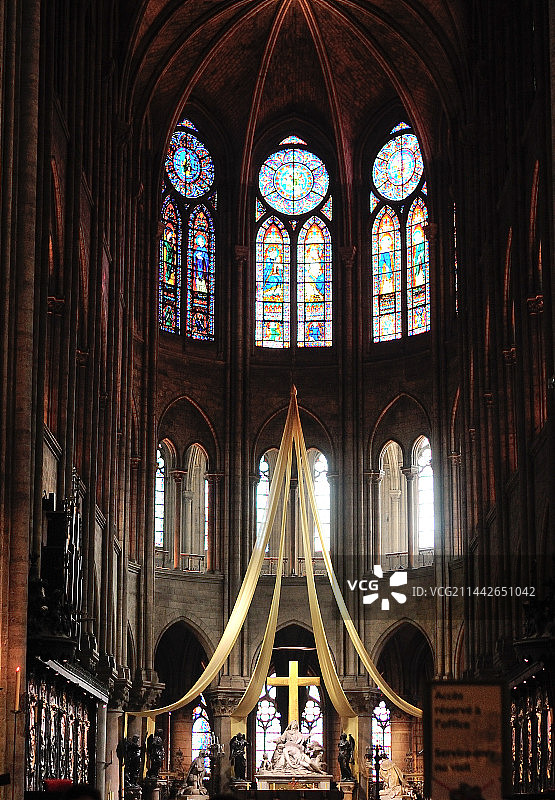 庄严肃穆的巴黎圣母院内景与宗教仪式图片素材