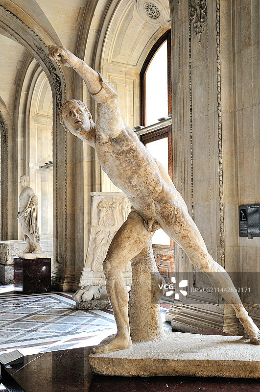 卢浮宫里的著名雕像图片素材