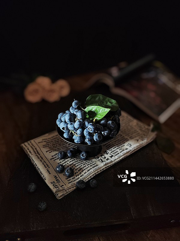 黑色背景下桌上食物的特写镜头图片素材