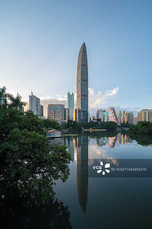 早晨的深圳京基100大厦图片素材