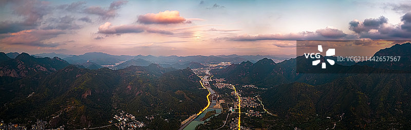空中航拍鸟瞰雁荡山北谷图片素材