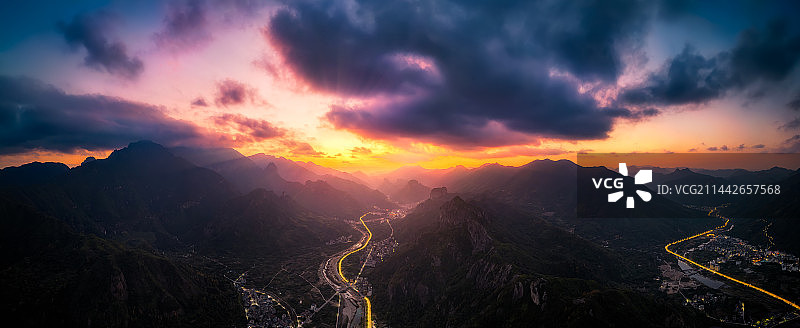 空中航拍鸟瞰雁荡山北谷图片素材