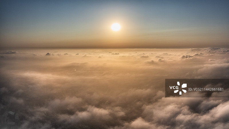 城市上空，金云飘渺图片素材