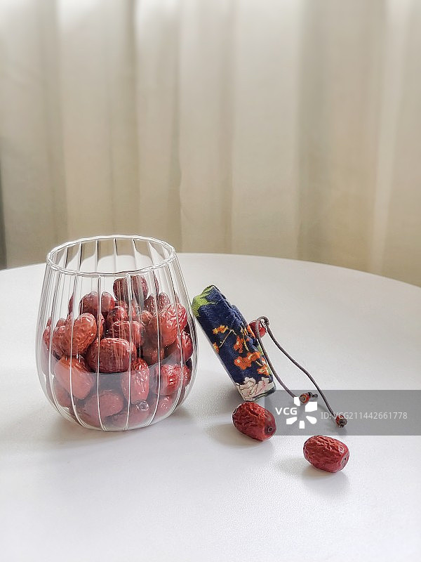 透明玻璃罐，小清新，花朵，绿叶图片素材