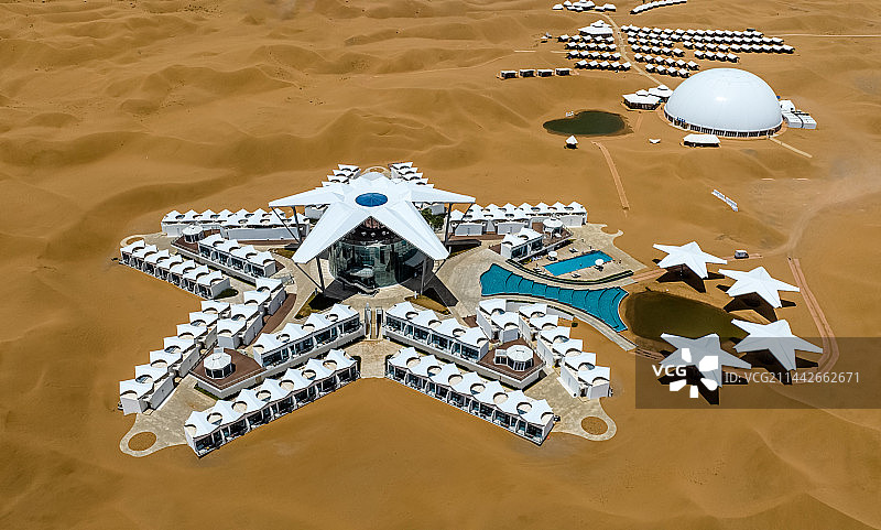 沙漠星星宾馆、在中卫沙坡头北岸腾格里东部沙漠有一个非常特色的渡假宾馆、从空中府看格外引人入胜。图片素材