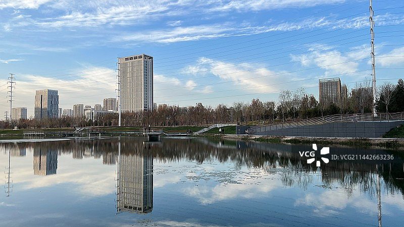 保定市北湖公园的城市天际线与倒影图片素材