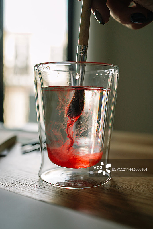 女子在水中清洗画笔特写，西班牙图片素材