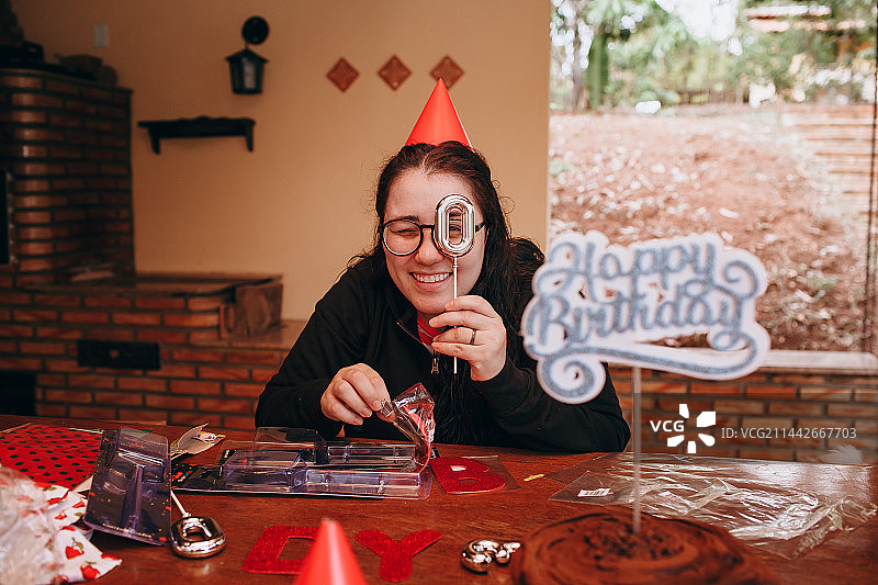 在巴西米纳斯吉拉斯州贝洛奥里藏特家中在线庆祝30岁生日的快乐女人图片素材