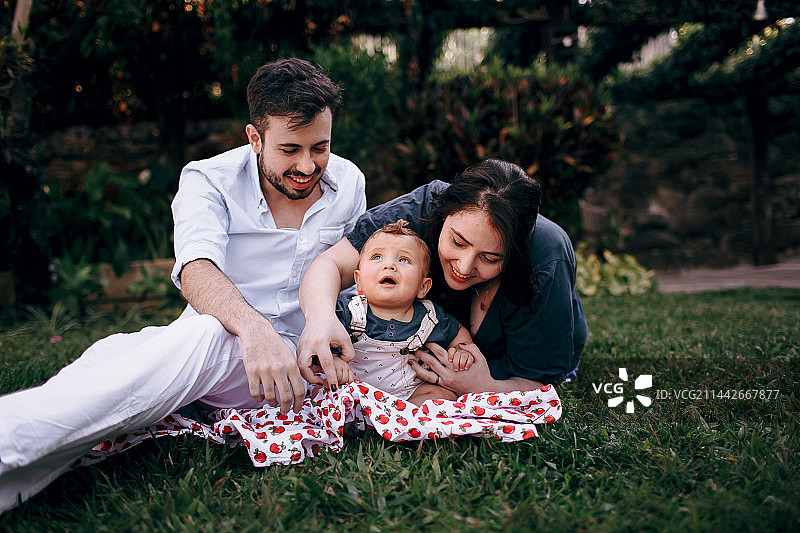 幸福家庭草地野餐人像，巴西米纳斯吉拉斯州贝洛奥里藏特图片素材