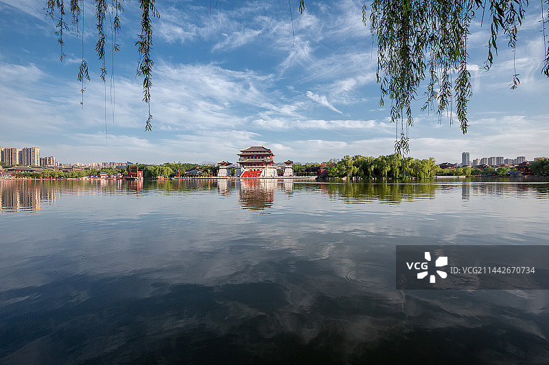 下午蓝天下的芙蓉园一角图片素材