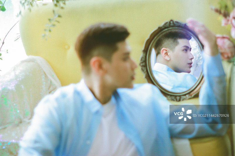 年轻男人照镜子图片素材