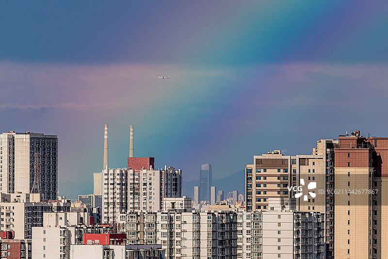 一场骤雨疾风，然后一场精彩的多重附属虹图片素材
